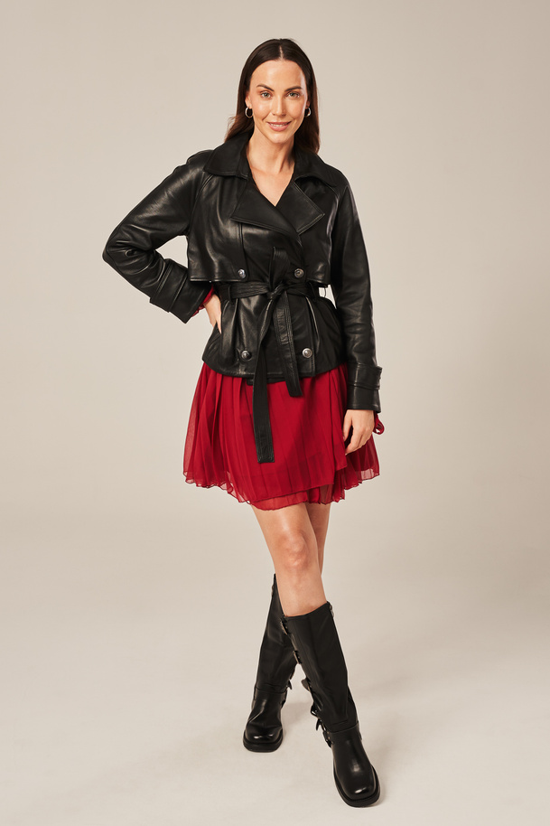 Geacă de damă din piele naturală de oaie – neagră, elegantă și versatilă