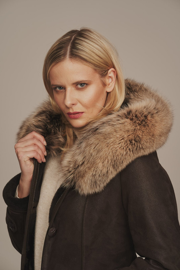 Cojoc damă din piele de miel cu glugă – culoare maro închis, lungime medie