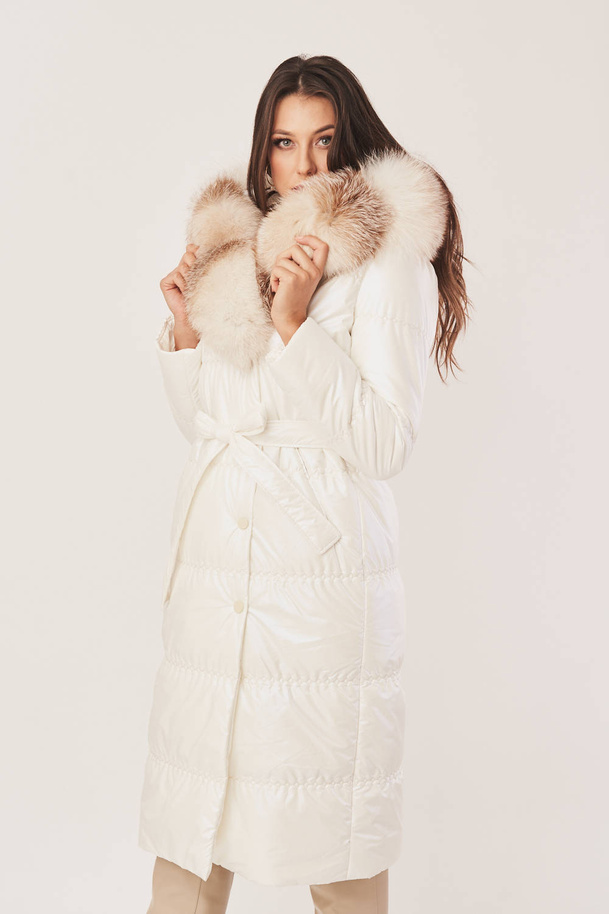 Palton de iarnă pentru damă cu glugă – ușor și călduros, cu blană naturală de vulpe