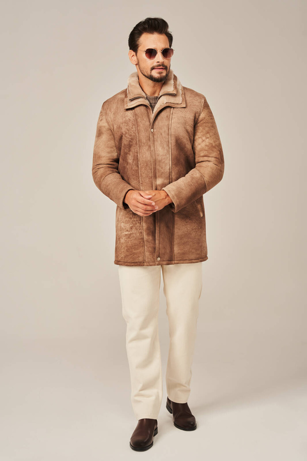Palton bărbătesc lung de iarnă – piele naturală de miel în nuanțe bej