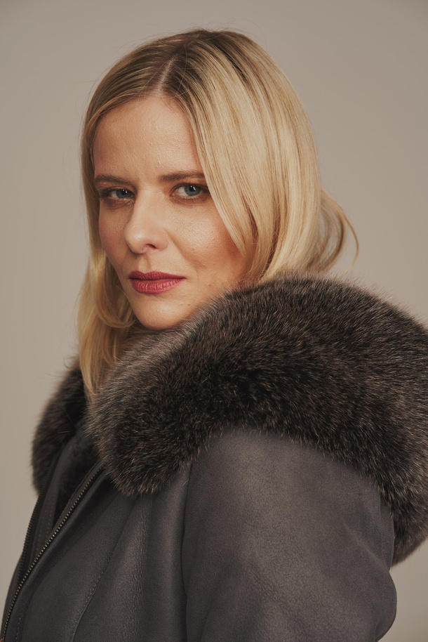 Geacă damă de iarnă din piele naturală de miel, cu glugă și blană de vulpe – gri, scurtă, până la șolduri