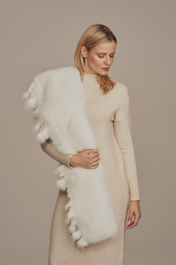 Guler din blan naturală de vulpe albă – accesoriu elegant pentru primăvară și toamnă în România