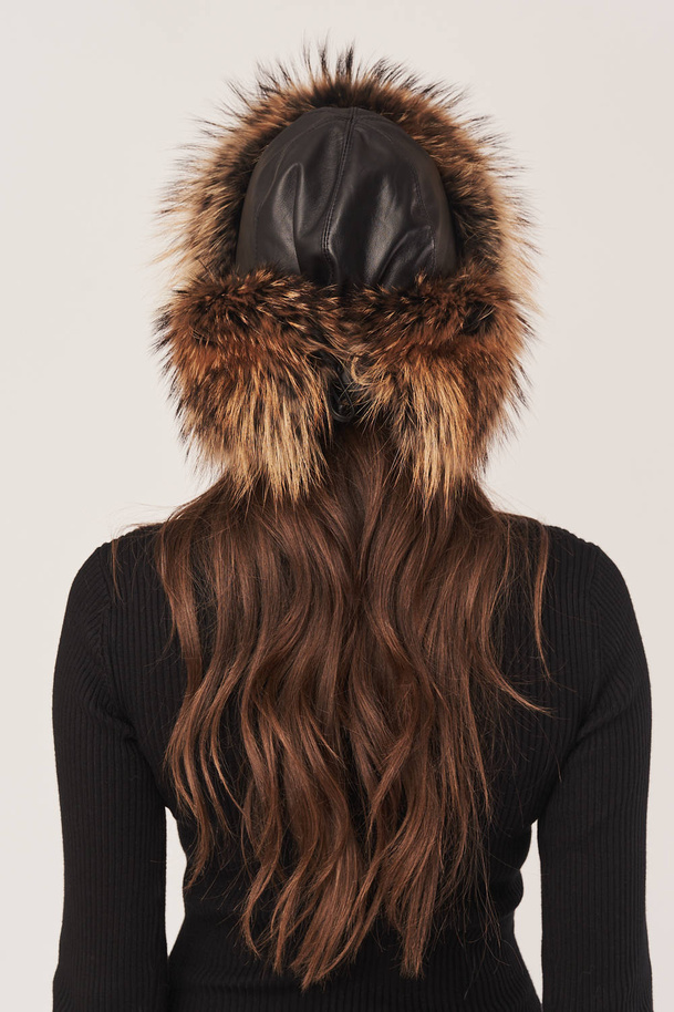 Căciulă damă ushanka din piele naturală neagră și blană naturală de enot