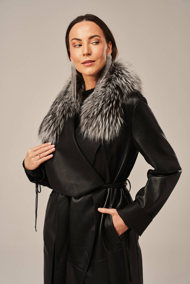 Palton damă din piele naturală neagră cu guler din blană de vulpe – croială halat, elegant și confortabil