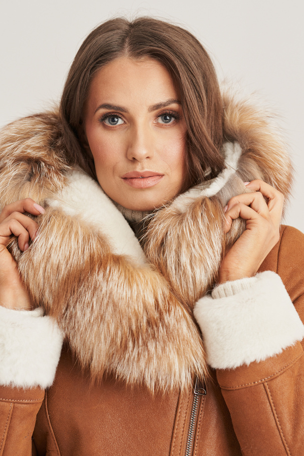 Jachetă scurtă de blană pentru femei, culoare maro, din piele naturală de miel cu glugă și blană de vulpe