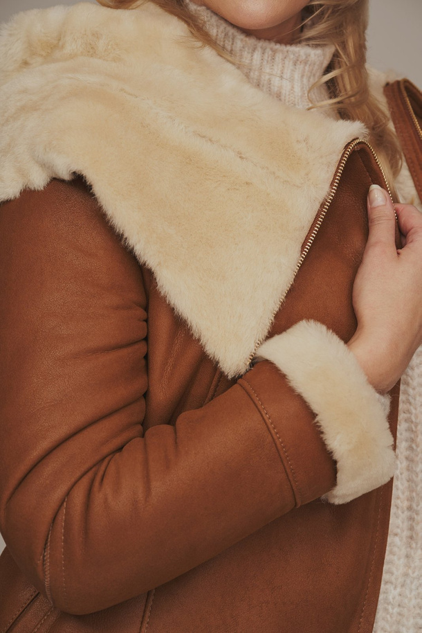 Cojoacă damă naturală cu glugă, culoare roșcată pe blană albă, din piele naturală de miel, lungime până la genunchi