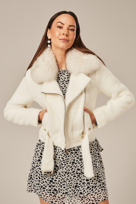 Geacă scurtă crem de damă – elegantă și călduroasă pentru sezonul de tranziție