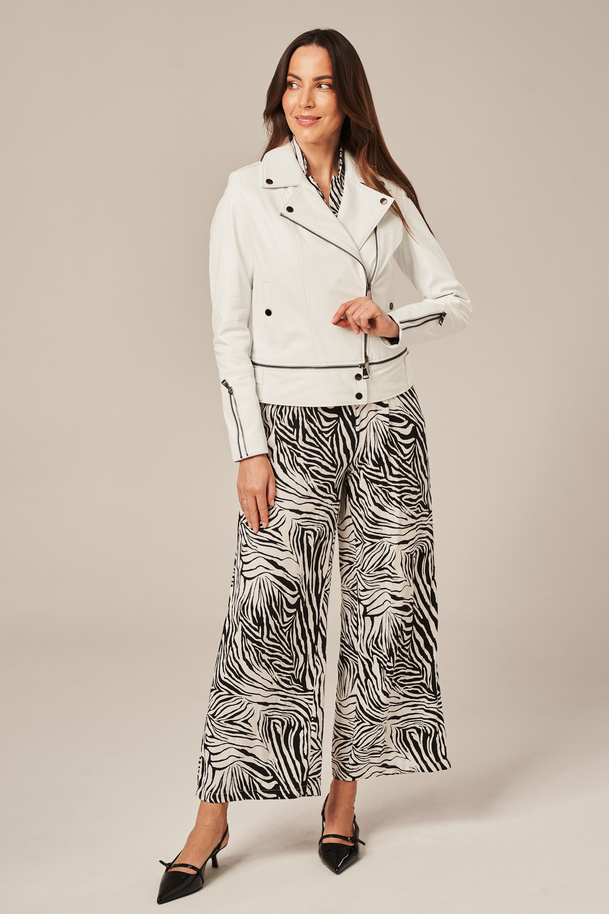 Geacă unică și stilată din piele albă pentru femei