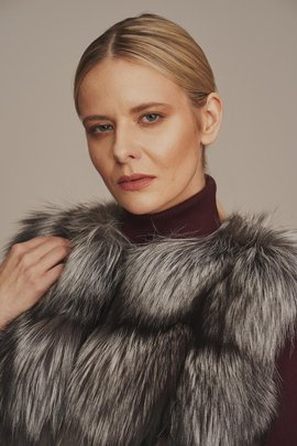 Vesta de damă din blană naturală de vulpe argintie – rafinament atemporal pentru sezonul rece