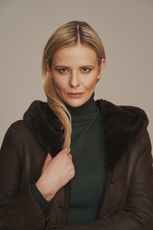 Geacă de iarnă damă din piele naturală de miel cu glugă- maro 