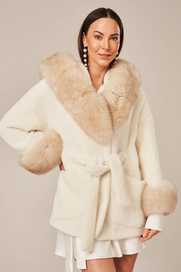 Geacă damă crem cu glugă și blană naturală de vulpe – călduroasă, elegantă și ajustabilă în talie