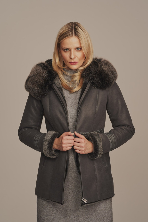 Geacă damă de iarnă din piele naturală de miel, cu glugă și blană de vulpe – gri, scurtă, până la șolduri
