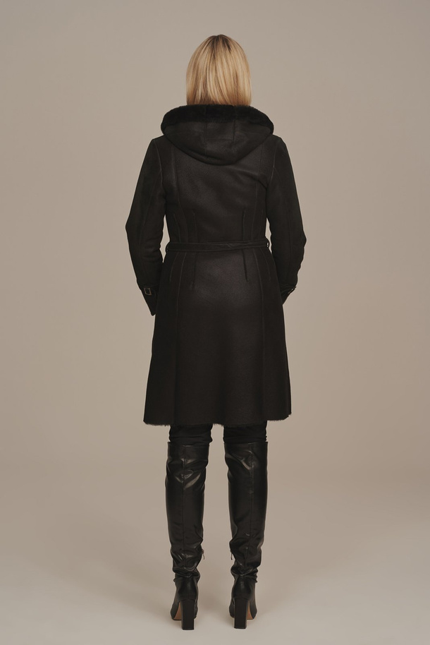 Palton damă lung din piele de miel naturală, cu glugă – negru clasic, ideal pentru iarnă