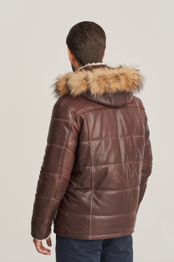 Geacă bărbătească de iarnă din piele naturală maro cu glugă și blană – stil și protecție termică