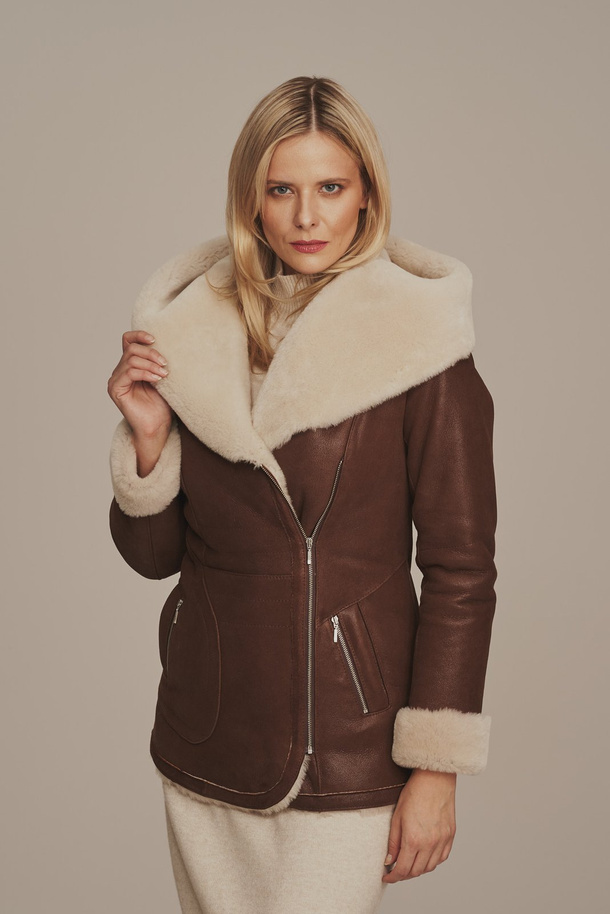 Haină de damă din piele de oaie naturală - maro, cu glugă largă