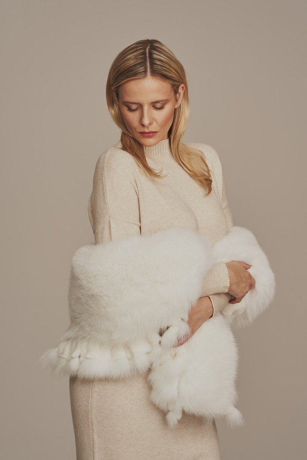 Guler din blan naturală de vulpe albă – accesoriu elegant pentru primăvară și toamnă în România