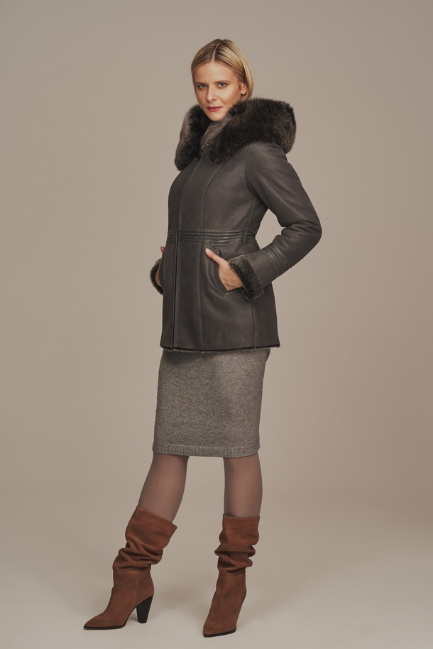 Geacă damă de iarnă din piele naturală de miel, cu glugă și blană de vulpe – gri, scurtă, până la șolduri