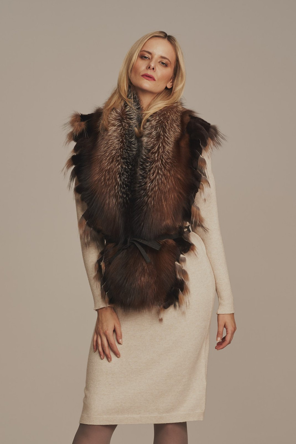 Guler damă din blană naturală de vulpe maro, cu ciucuri decorativi – accesoriu de lux pentru toamnă și iarnă