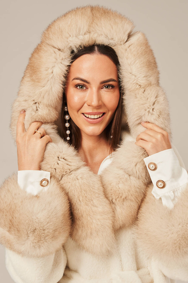 Geacă damă crem cu glugă și blană naturală de vulpe – călduroasă, elegantă și ajustabilă în talie