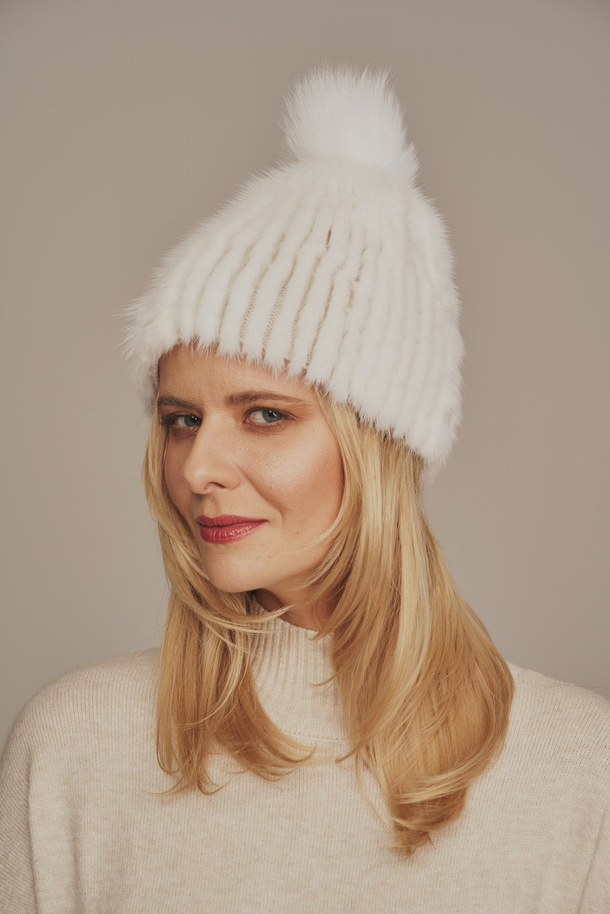 Căciulă elegantă din blană naturală de nurcă albă cu pompon din blană de vulpe – căciulă caldă de iarnă