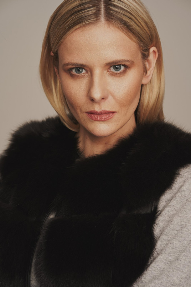 Vestă din blană naturală de vulpe neagră pentru femei – eleganță și căldură