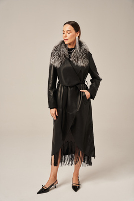 Palton damă din piele naturală neagră cu guler din blană de vulpe – croială halat, elegant și confortabil