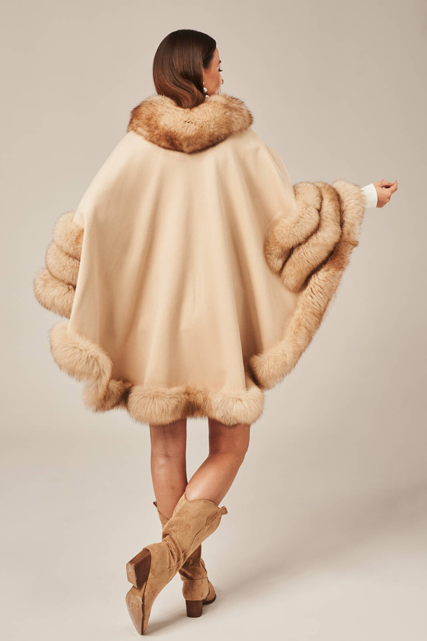 Poncho damă bej cu blană naturală de vulpe – elegant și de înaltă calitate pentru sezonul de tranziție