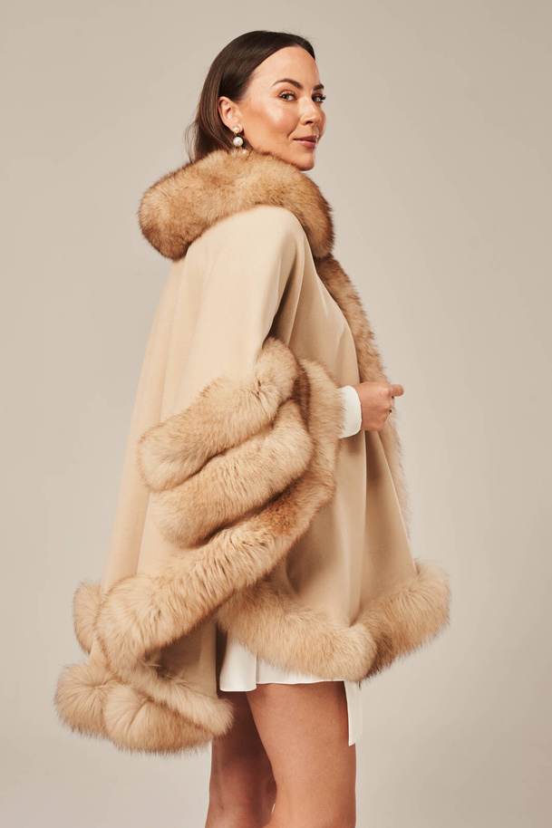 Poncho damă bej cu blană naturală de vulpe – elegant și de înaltă calitate pentru sezonul de tranziție