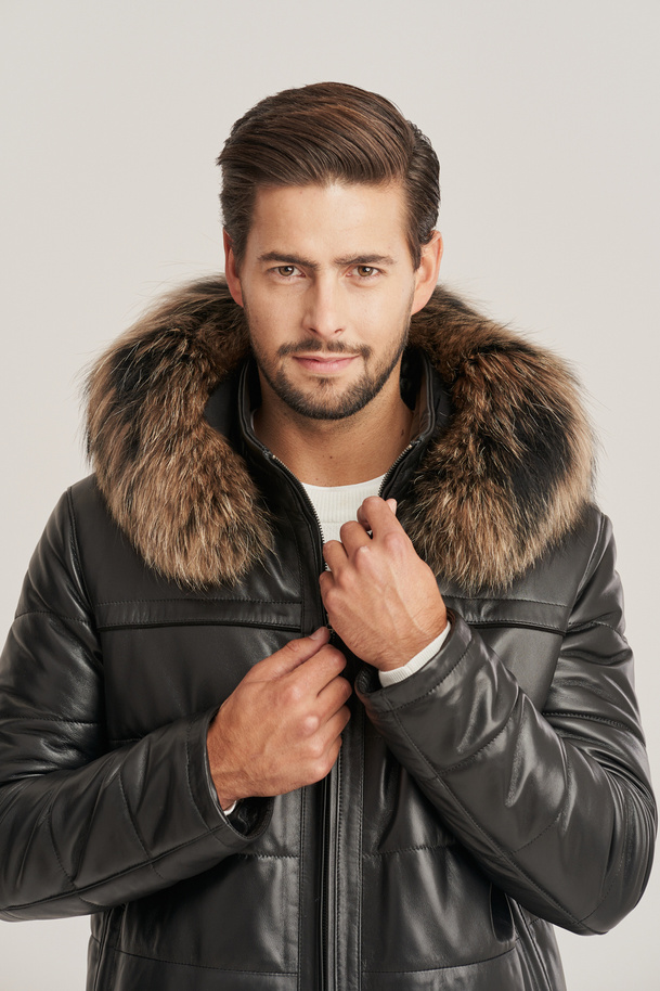 Geacă bărbătească din piele naturală de miel – neagră, călduroasă, cu glugă detașabilă și blană naturală de raton