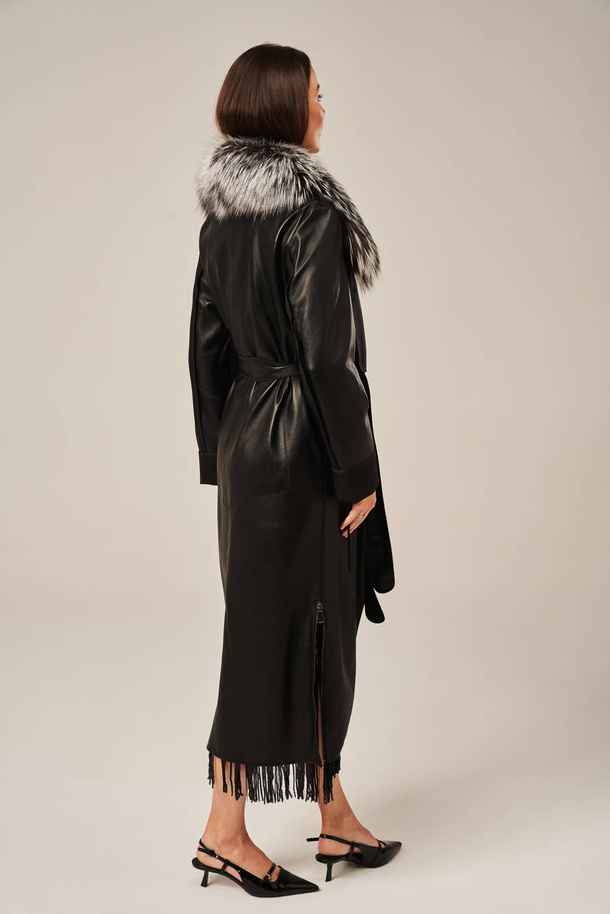 Palton damă din piele naturală neagră cu guler din blană de vulpe – croială halat, elegant și confortabil