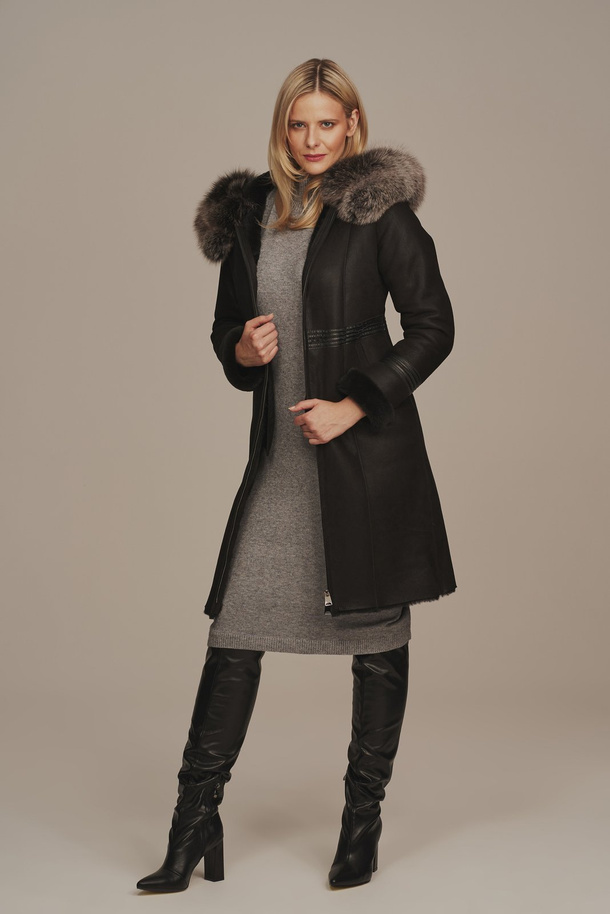 Palton damă natural din piele de miel cu glugă și blană naturală de vulpe – negru, lungime până la genunchi