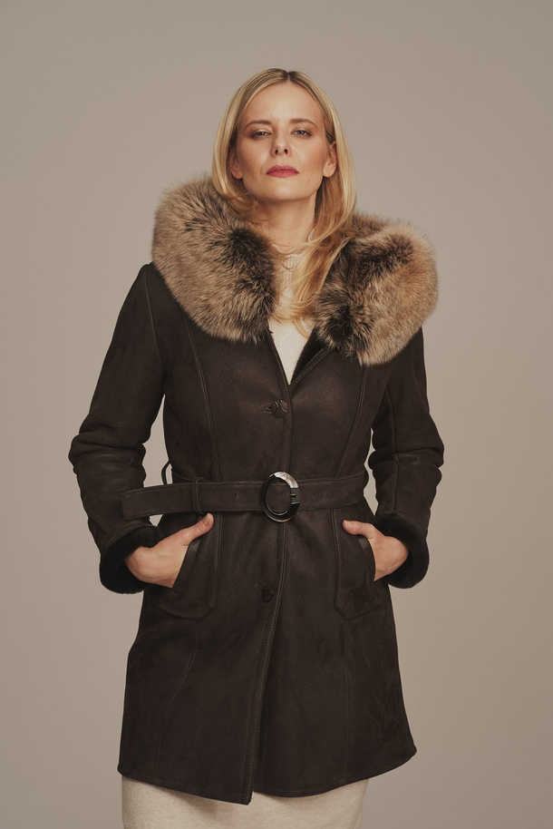 Cojoc damă din piele de miel cu glugă – culoare maro închis, lungime medie