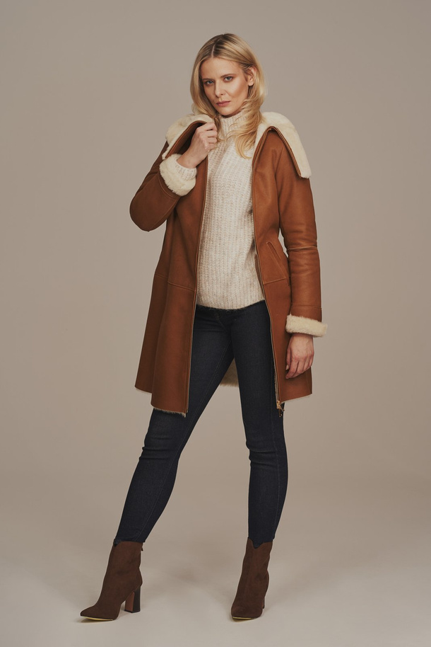 Cojoacă damă naturală cu glugă, culoare roșcată pe blană albă, din piele naturală de miel, lungime până la genunchi