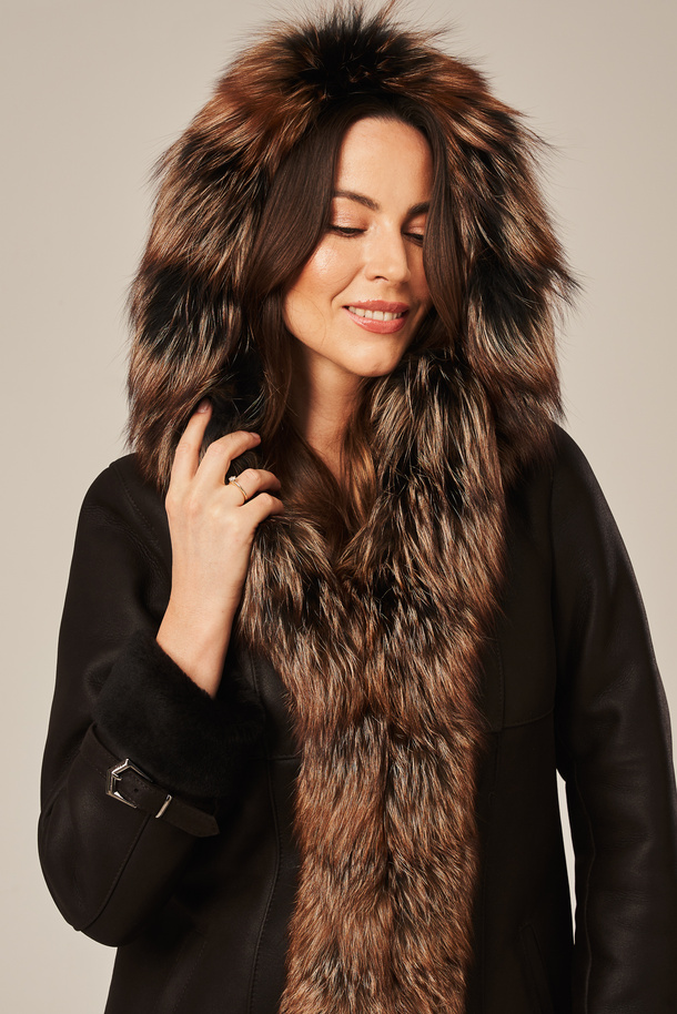 Cojoc damă din piele naturală cu glugă și blană de vulpe 