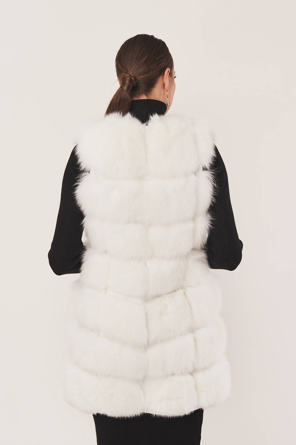 Vesta de blană albă pentru femei, confecționată din blană naturală de vulpe în culoare albă și piele naturală de miel