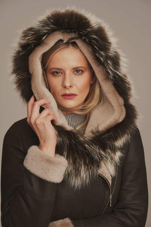 Palton damă scurt din piele de miel naturală, cu glugă și blană de vulpe – maro cald, până la șolduri