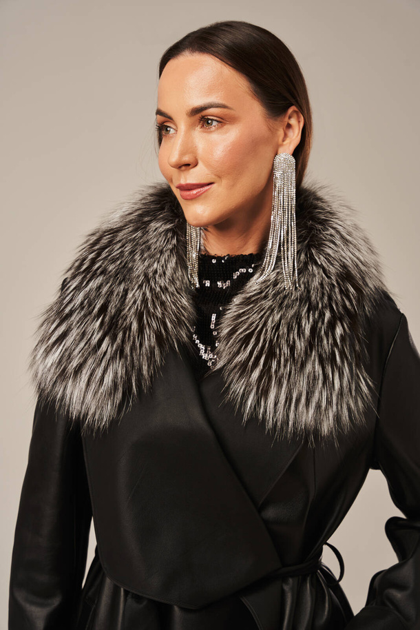 Palton damă din piele naturală neagră cu guler din blană de vulpe – croială halat, elegant și confortabil