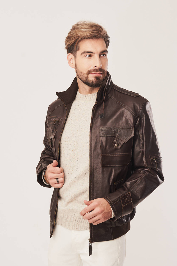 Geacă bărbătească maro din piele naturală – stil sportiv și durabilitate pentru toamnă și primăvară