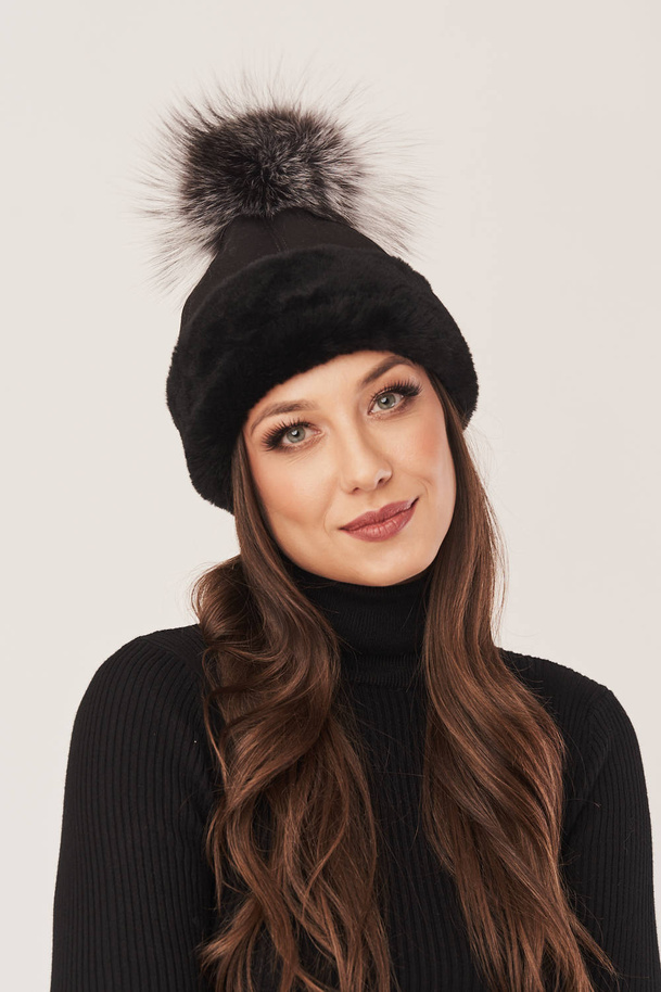 Pălărie de blană cu pompon