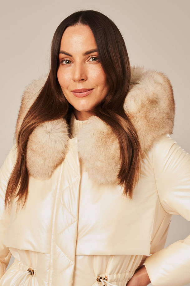 Geacă de damă din blană de vulpe bej cu puf