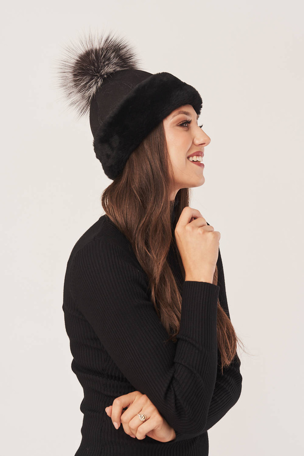 Pălărie de blană cu pompon