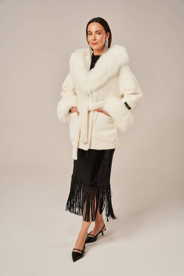 Palton damă scurt crem cu glugă și blană naturală de vulpe albă – confort și eleganță pentru sezonul rece