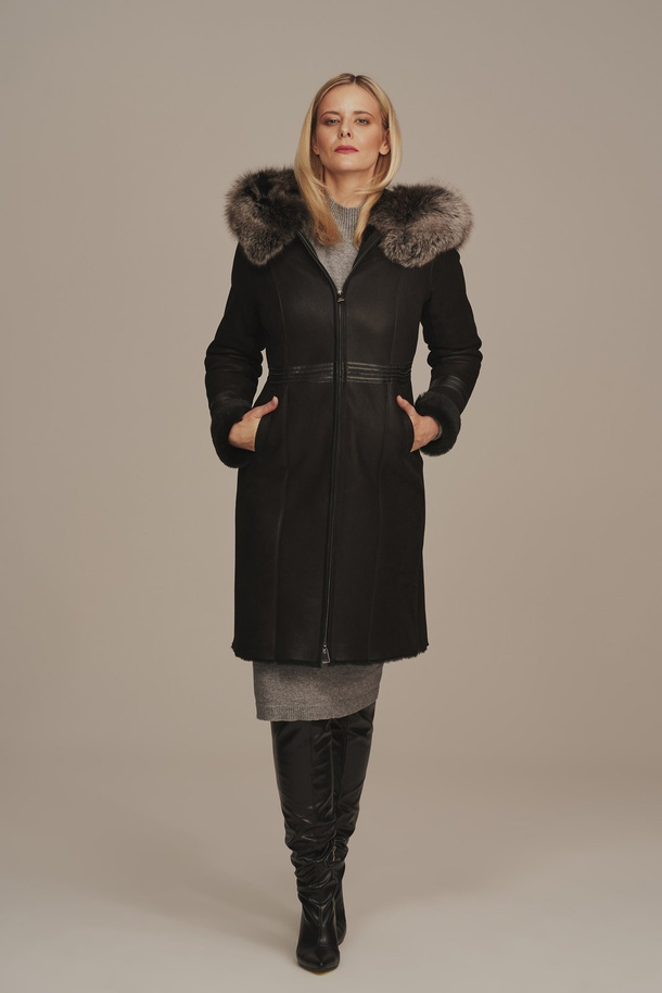 Palton damă natural din piele de miel cu glugă și blană naturală de vulpe – negru, lungime până la genunchi