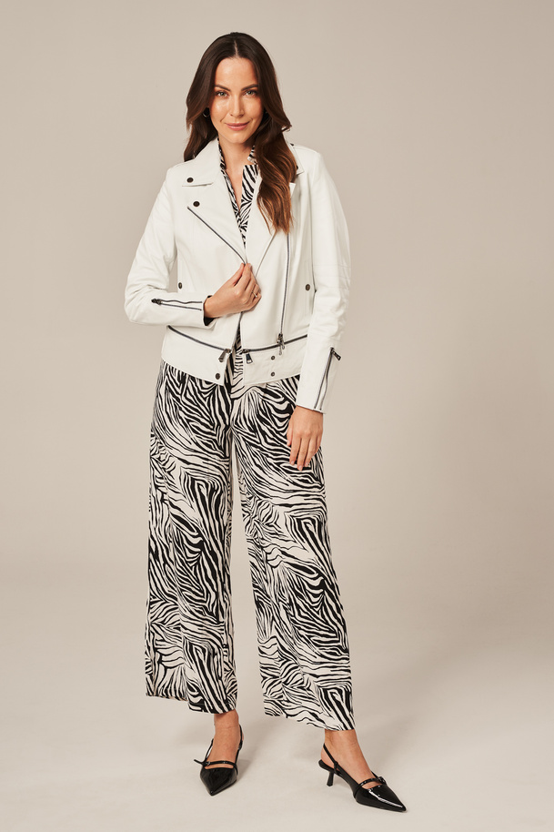 Geacă unică și stilată din piele albă pentru femei