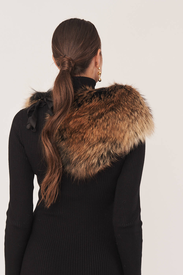 Guler din blană naturală de enot în nuanțe de maro, bej și negru – confort și stil în sezonul rece
