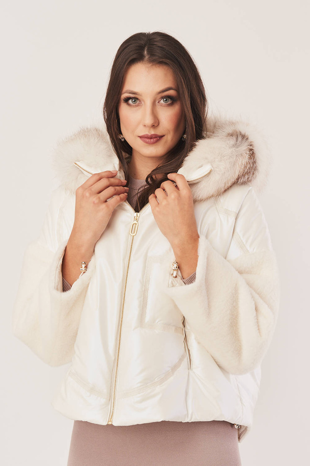 Geacă de damă bej scurtă cu blană naturală și mâneci din alpaca