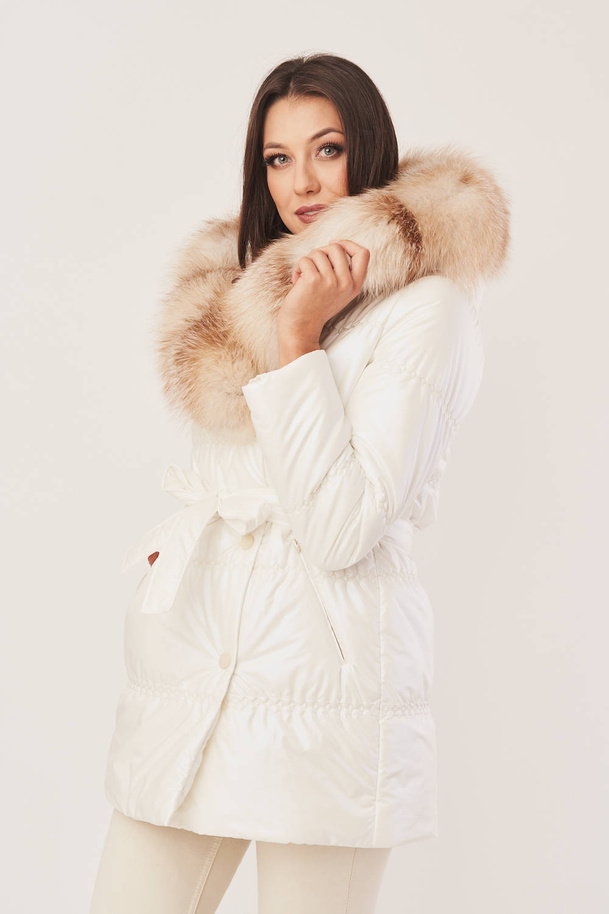 Geacă damă cu puf bej deschis, cu glugă și blană naturală de vulpe