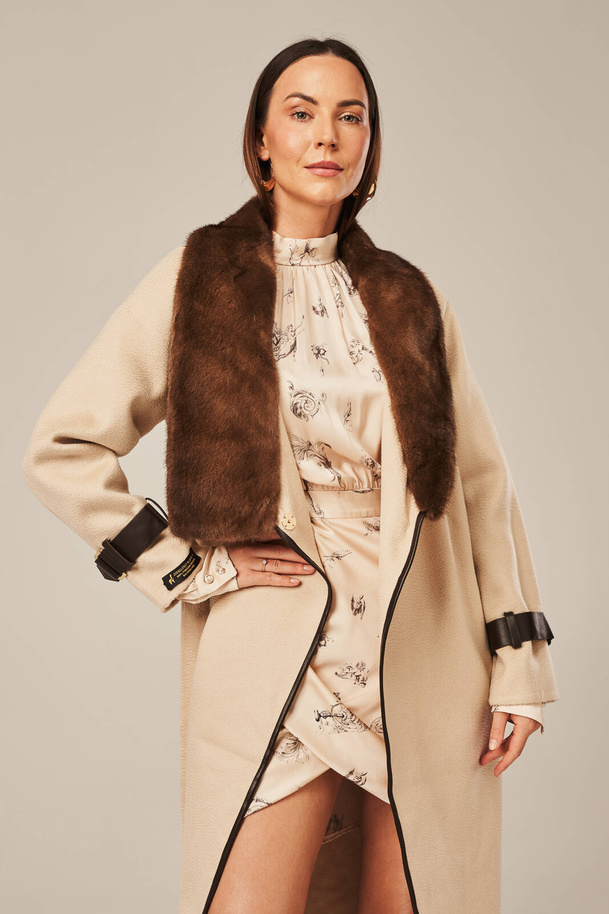 Palton damă călduros din lână alpaca cu blană naturală de nurcă și detalii din piele naturală