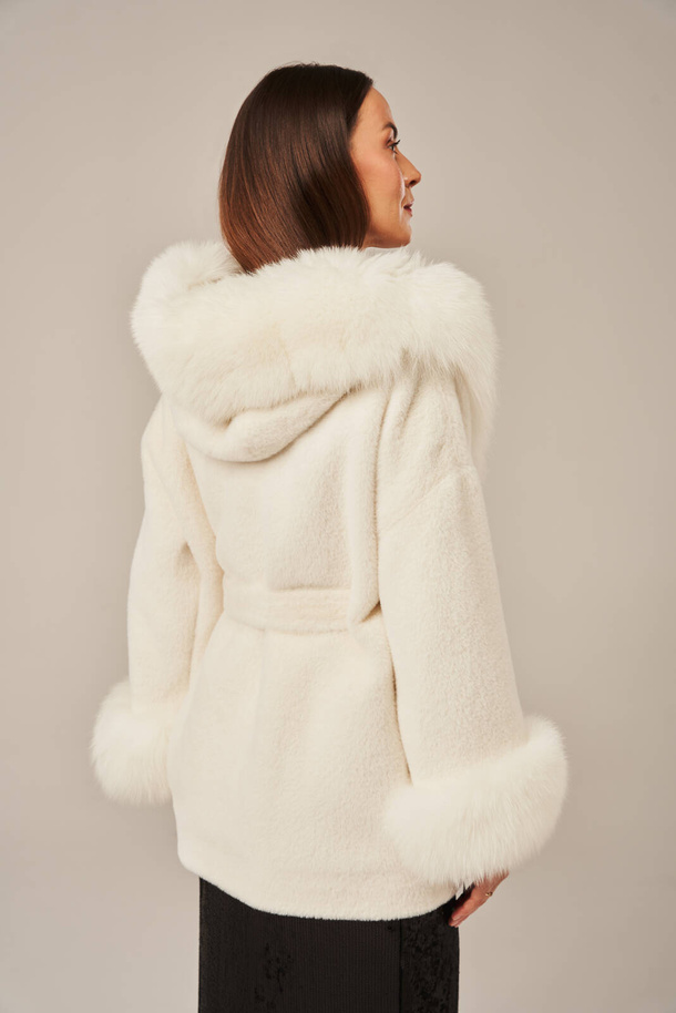 Palton damă scurt crem cu glugă și blană naturală de vulpe albă – confort și eleganță pentru sezonul rece