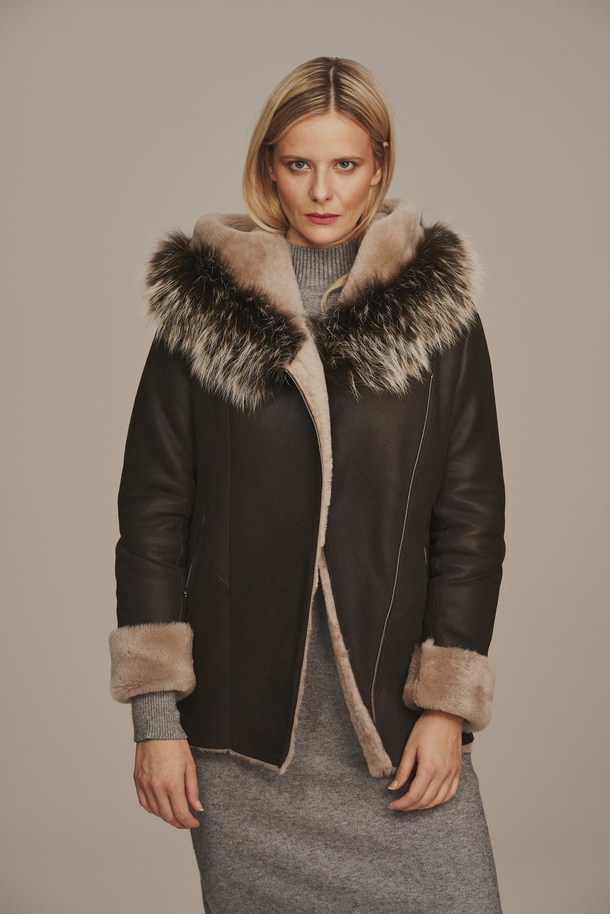 Palton damă scurt din piele de miel naturală, cu glugă și blană de vulpe – maro cald, până la șolduri
